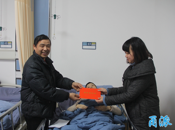 她的病情，全城牵挂!“困难帮帮帮”首笔爱心款上午送出